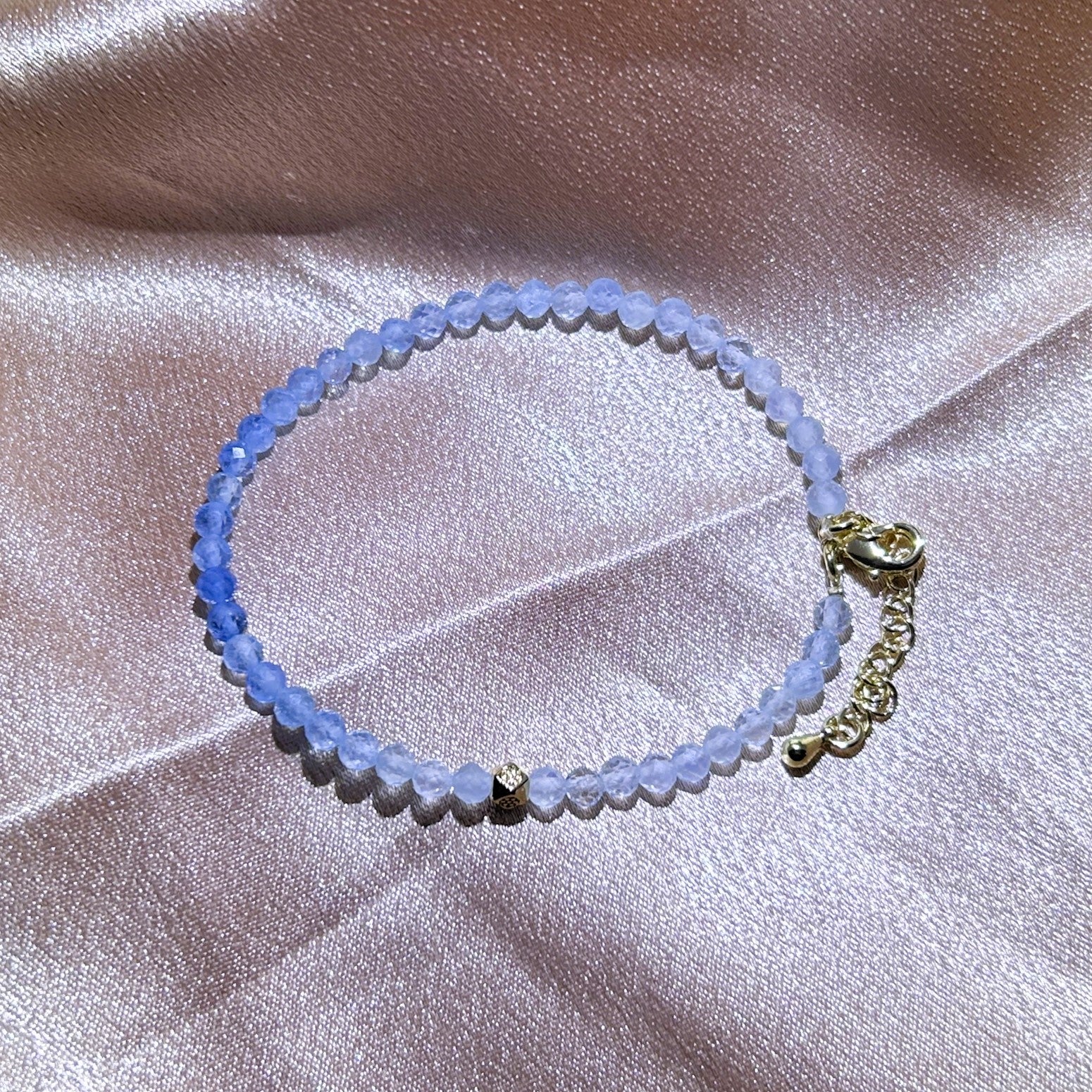 أمواج هامسة: سوار شفاء من الكريستال مصنوع يدويًا