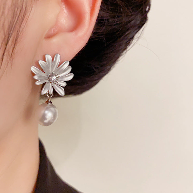 Luxury Enamel Daisy & Pearl Drop Earrings – Elegant Floral Design