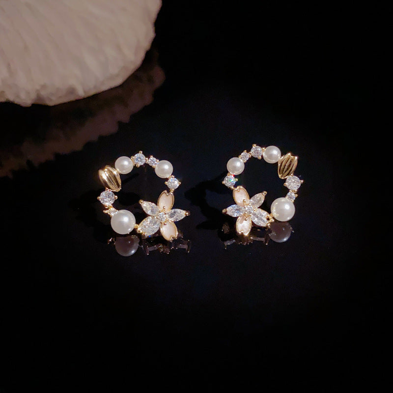 Luxury Zircon Flower & Pearl Round Stud Gold Earrings – Elegant Design