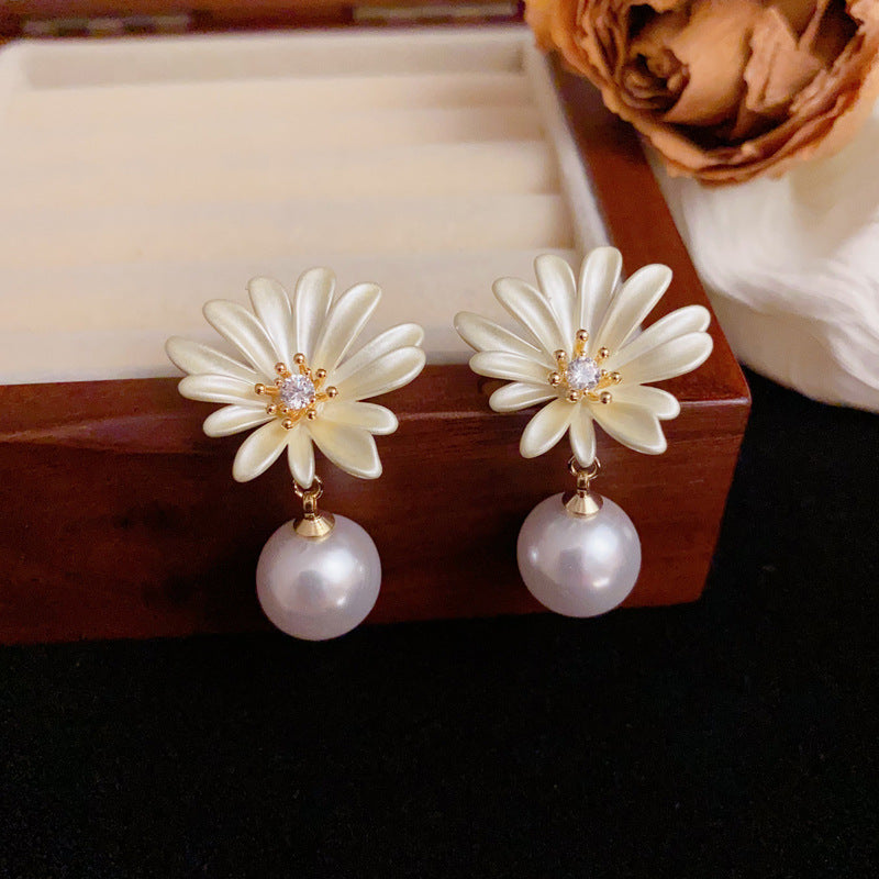 Luxury Enamel Daisy & Pearl Drop Earrings – Elegant Floral Design
