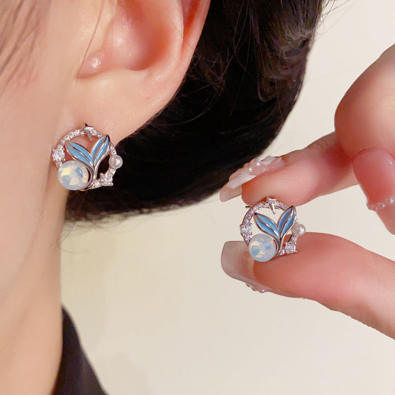Elegant Blue Fishtail Round Stud Earrings – Geometric Design