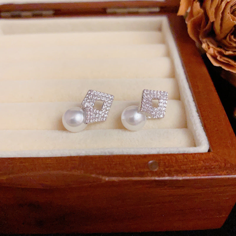 Luxury Zircon Diamond-Shaped Pearl Stud Earrings – Geometric Design
