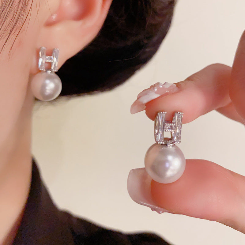 Luxury Zircon H Letter & Pearl Stud Earrings – Elegant Design