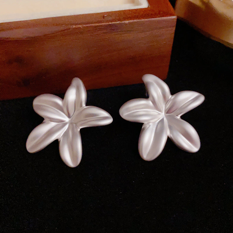 French-Style Silver Metal Flower Stud Earrings – Elegant Floral Design