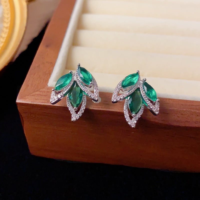 Elegant Green Leaf Stud Earrings – French Retro Botanical Design