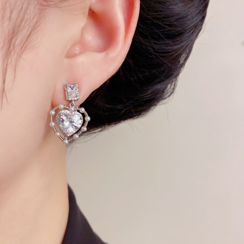 Elegant Pearl Heart Clip-On Earrings – French Minimalist Design
