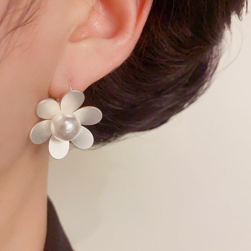 Elegant Thick Silver Metal Flower & Pearl Earrings – Floral Design