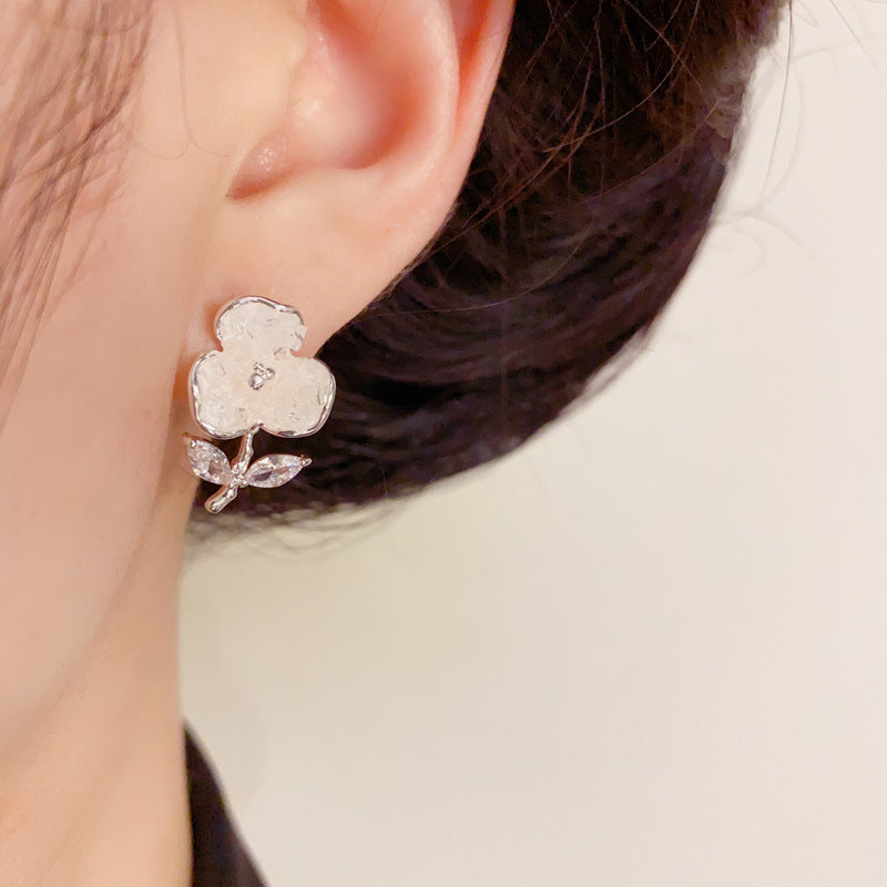 Silver-Plated Sweet Crystal Flower Stud Earrings – Elegant Design