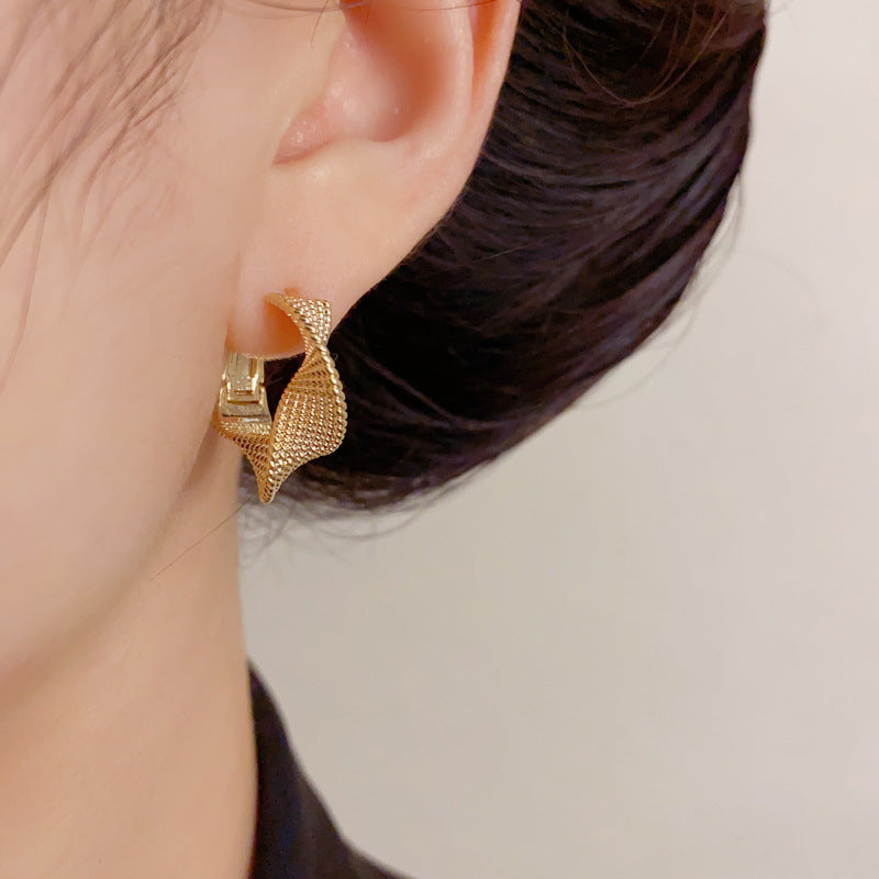 Luxury Twisted Metal Circle Ear Cuff Earrings – Geometric Design