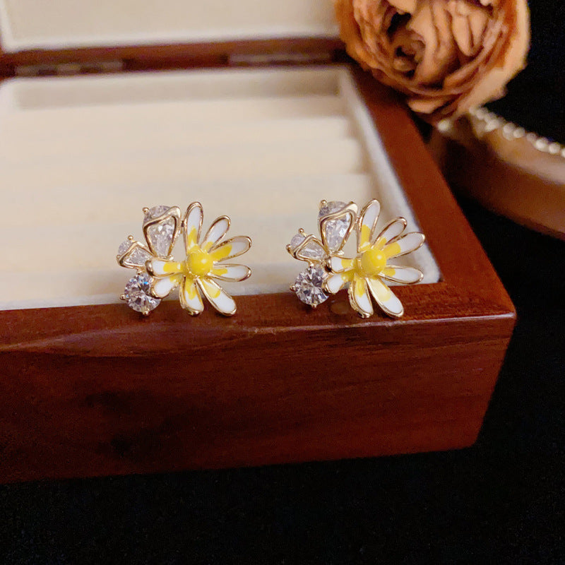 14K Gold Yellow Enamel & Zircon Daisy Stud Earrings – Elegant Design