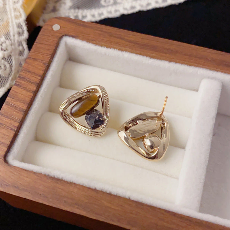 Luxury Black Square-Cut Triangle Stud Earrings – Geometric Design