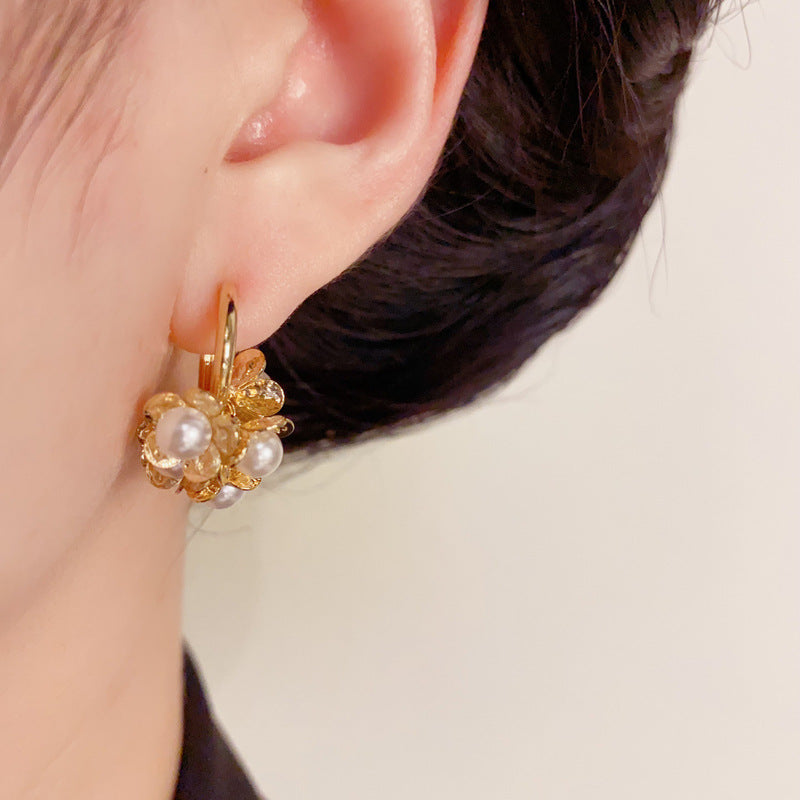 Elegant Metal Petal & Pearl Ear Cuff Earrings – Floral Design