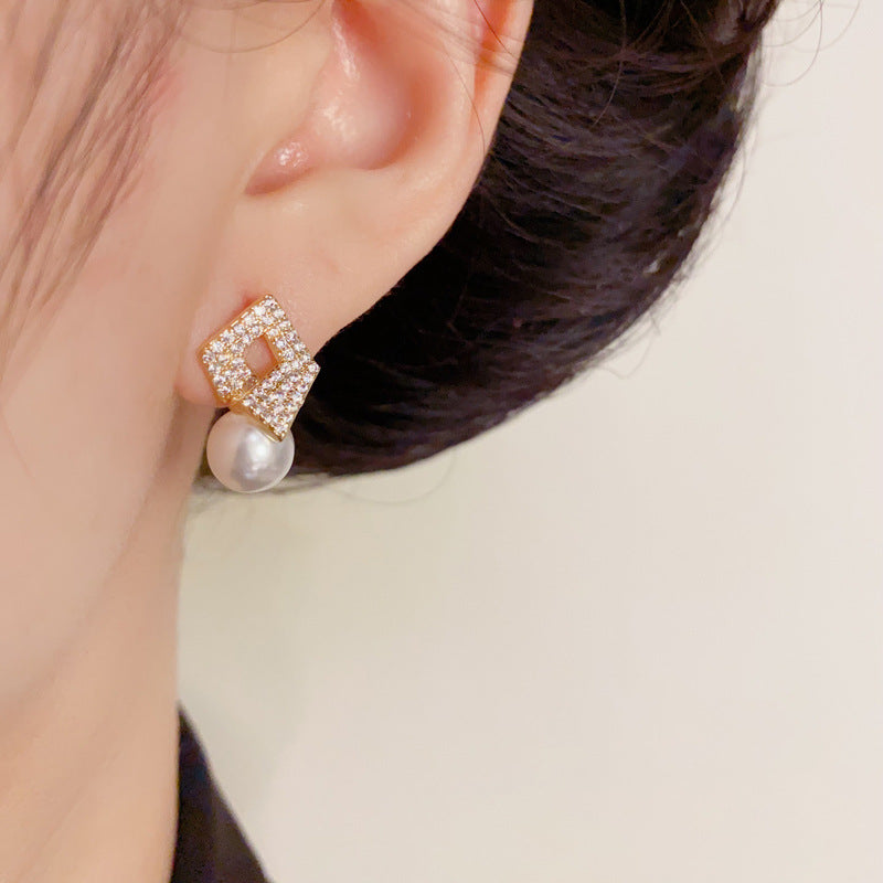 Luxury Zircon Diamond-Shaped Pearl Stud Earrings – Geometric Design