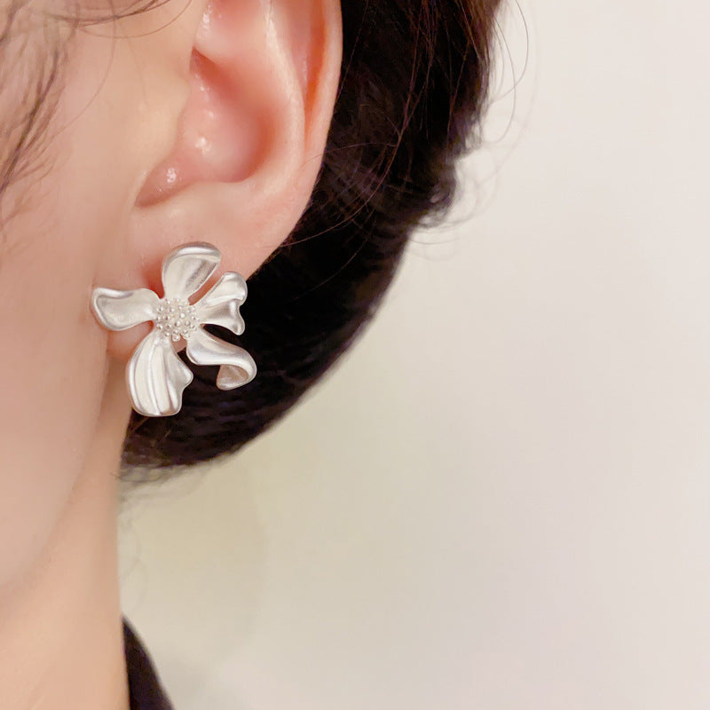 18K Gold-Plated Irregular Metal Flower Stud Earrings – French Design