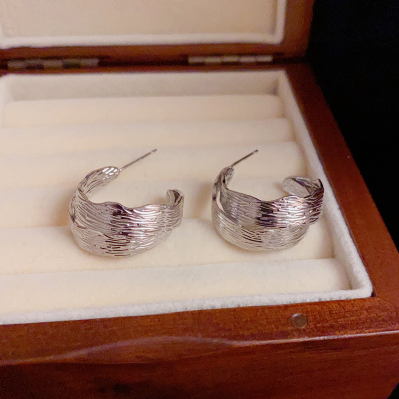 14K Gold Textured Metal Hoop Earring - Chic Minimalist Design