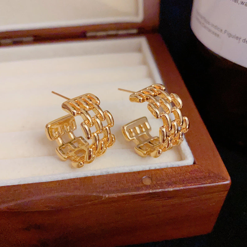 18K Gold Minimalist C-Shaped Hollow Earrings– Elegant Geometric Design