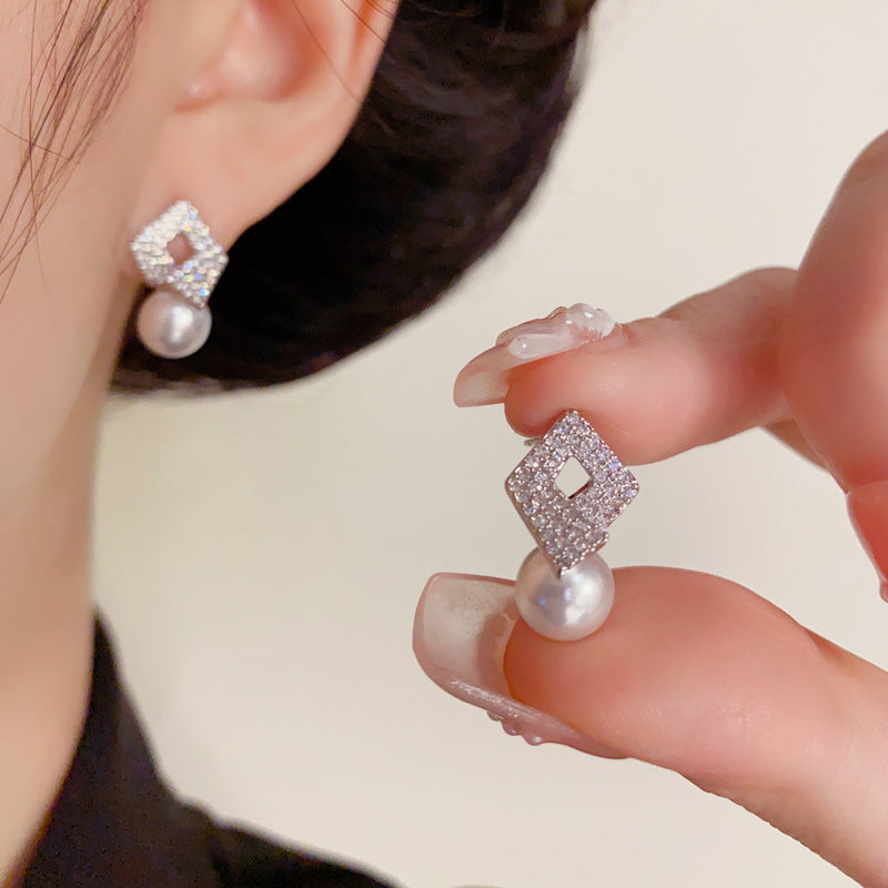 Luxury Zircon Diamond-Shaped Pearl Stud Earrings – Geometric Design