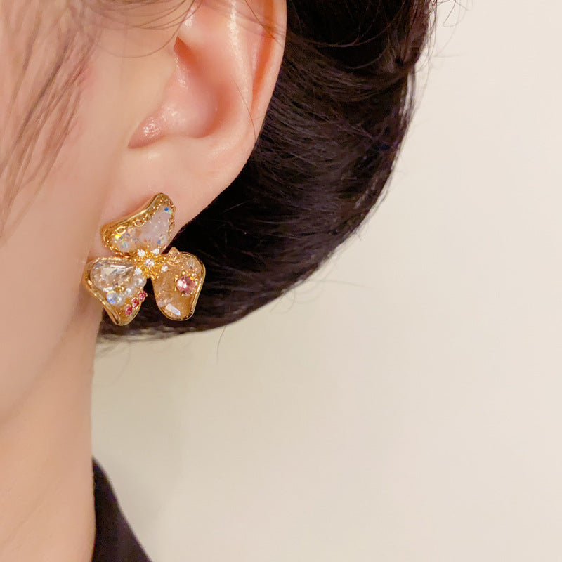 French-Style Trifoil Flower Stud Gold Earrings – Elegant Floral Design