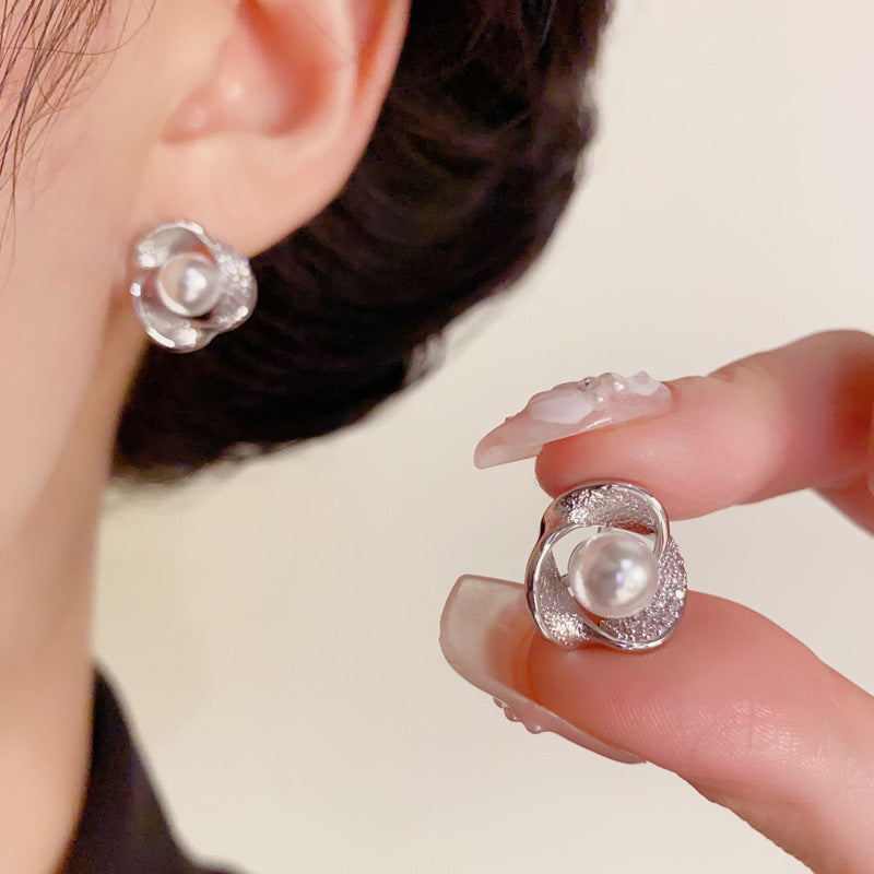 Elegant Zircon Metal-Wrapped Pearl Stud Earrings – Geometric Design