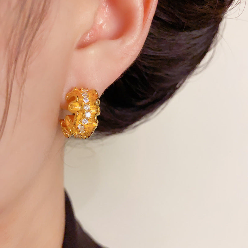 Elegant Irregular Pleated Lace C-Shaped Earrings – Geometric Design