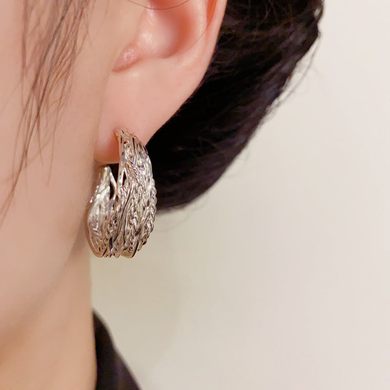 Luxury Metal Line C-Shaped Hoop Earrings – Elegant Geometric Design