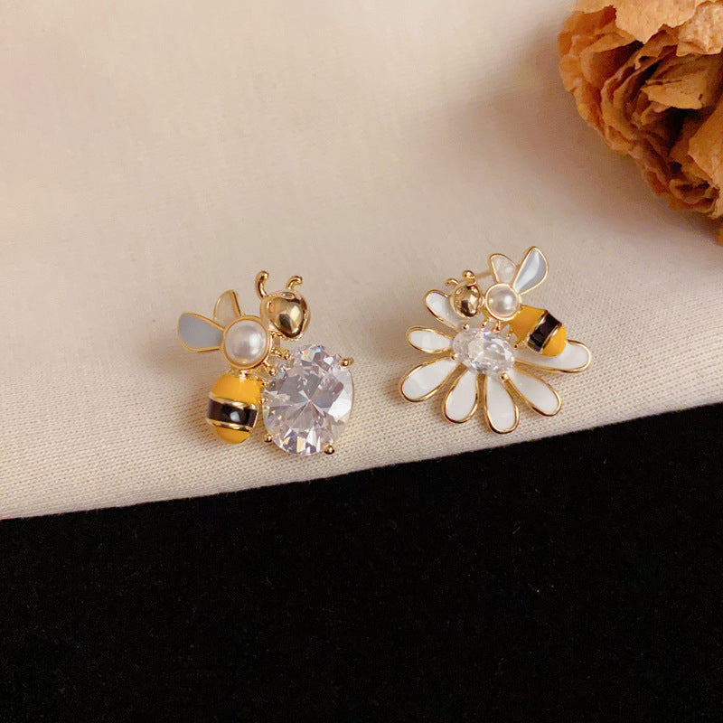 Luxury Asymmetric Daisy & Bee Stud Gold Earrings– Silver Needle Design