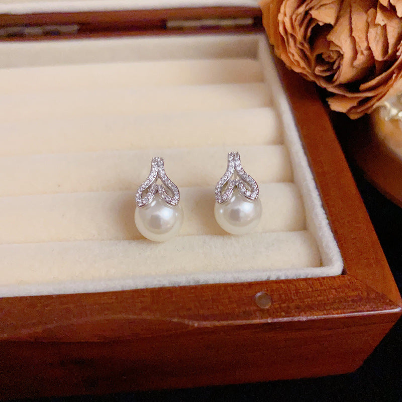 Elegant Zircon Leaf & Pearl Stud Earrings – Silver Geometric Design