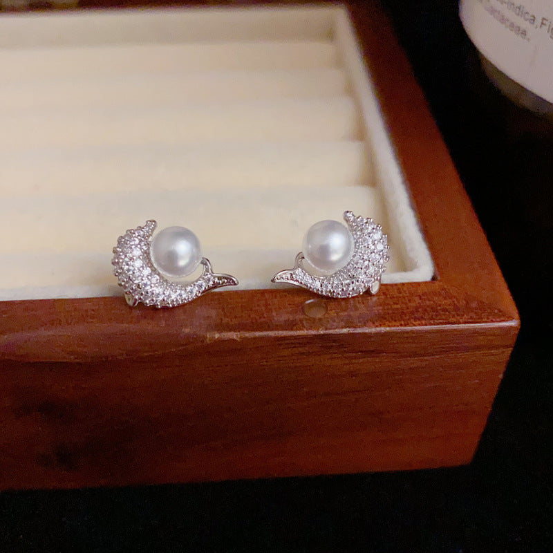 18K Gold Dolphin Pearl Stud Earrings – Sparkling Minimalist Design