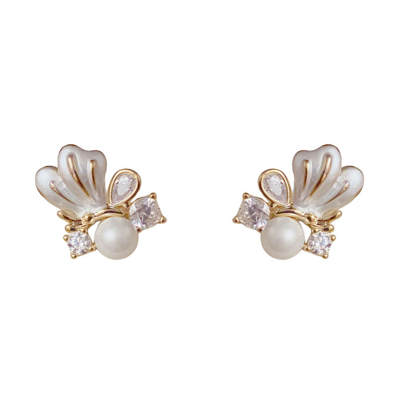 Elegant Pearl & Butterfly Small Stud Earrings – Silver Needle Design