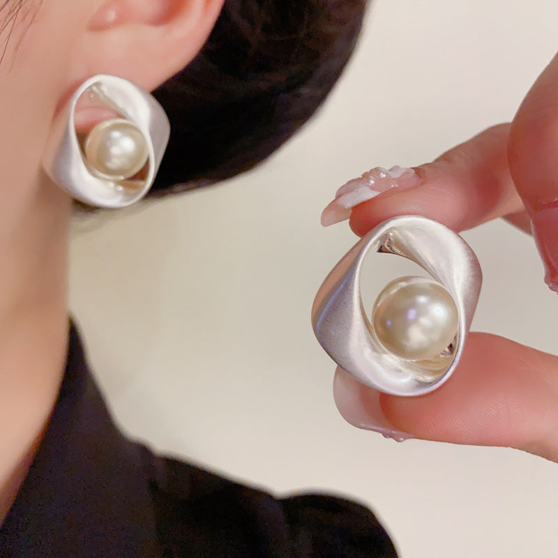 Luxury Brushed Metal Geometric Pearl Gold Earrings – Elegant Design