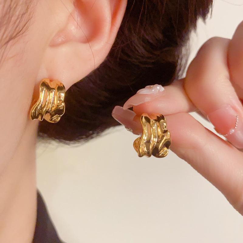 Luxury Irregular Pleated Metal C-Shaped Gold Earrings – Elegant Design