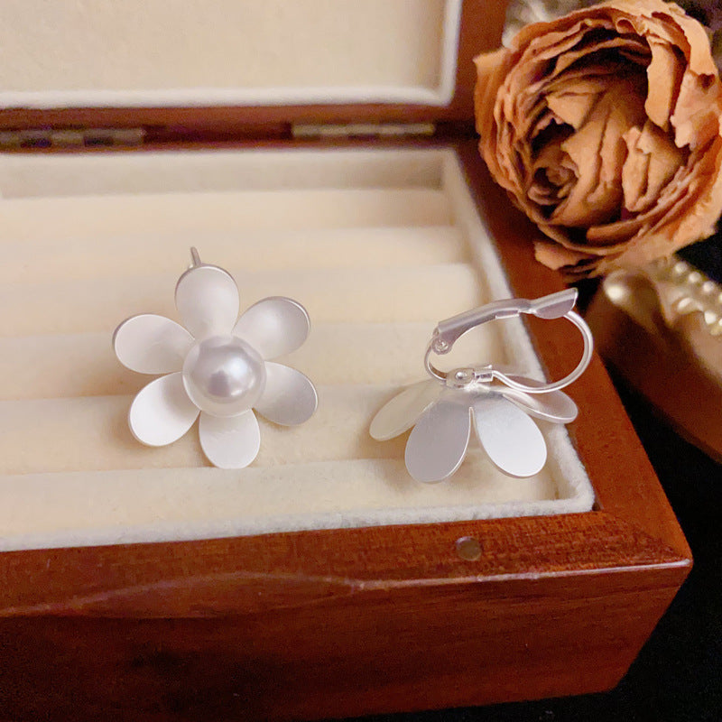 Elegant Thick Silver Metal Flower & Pearl Earrings – Floral Design