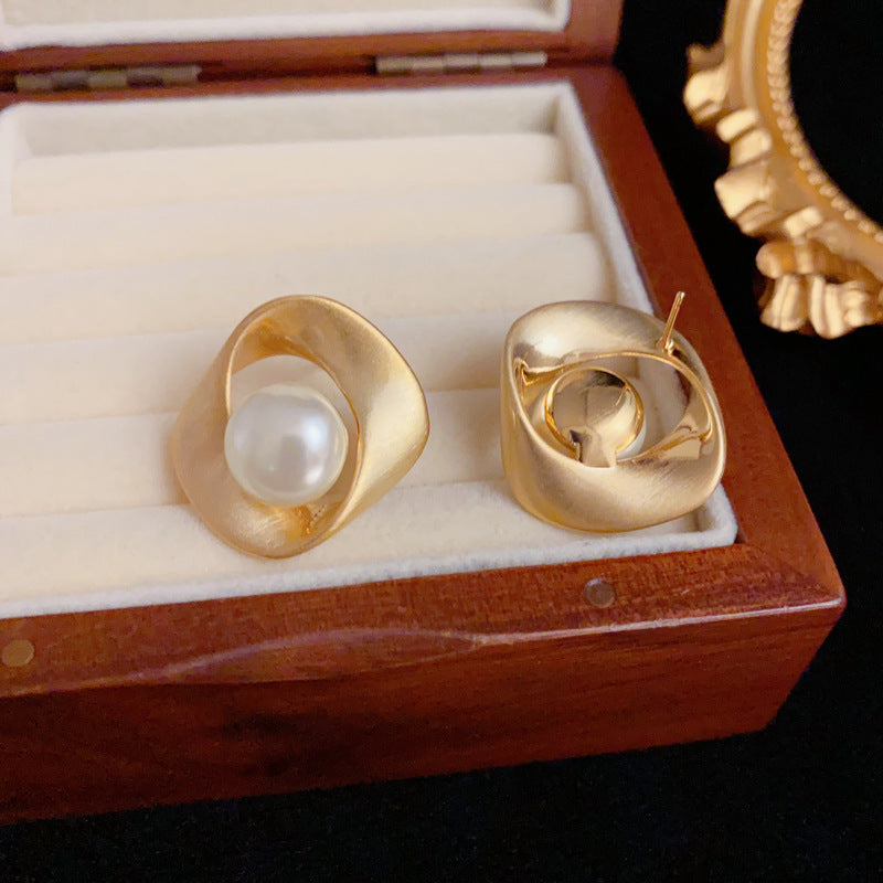 Luxury Brushed Metal Geometric Pearl Gold Earrings – Elegant Design