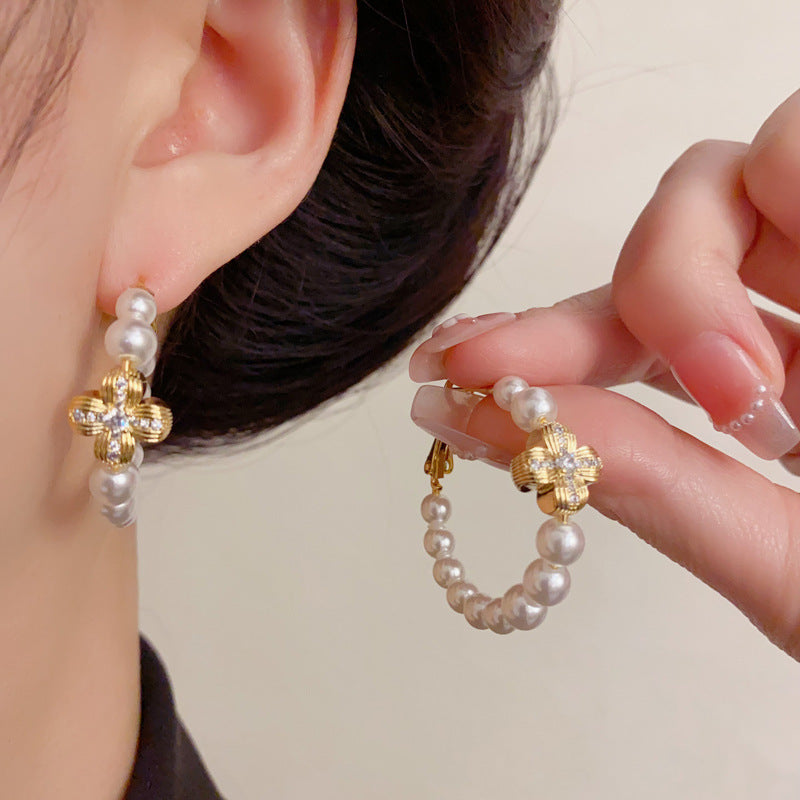 Luxury Metal Four-Leaf Flower Pearl Hoop Earrings – Elegant Design