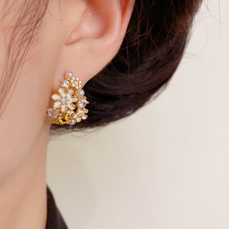 14K Gold Minimalist Bee Flower & Pearl Hoop Earrings – Elegant Design