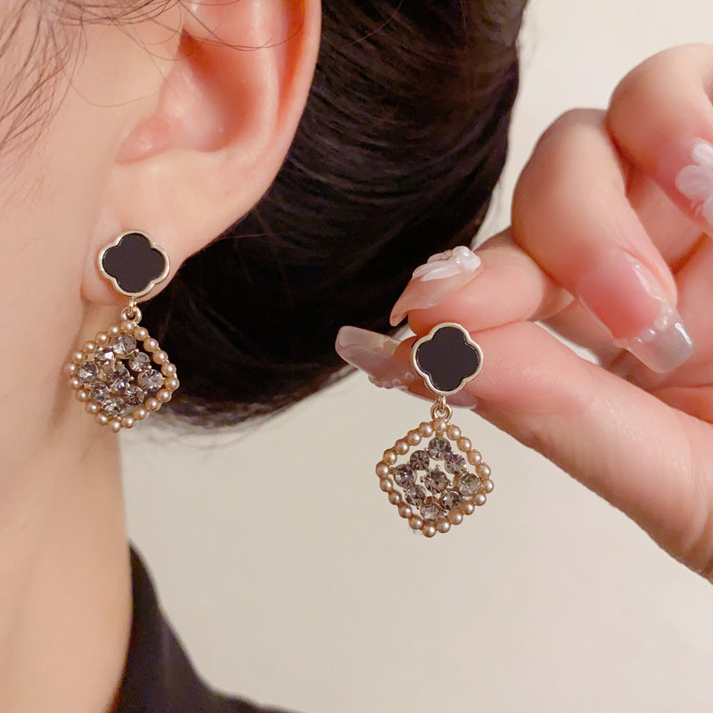 Luxury Geometric Square Pearl Drop Earrings – Minimalist Design