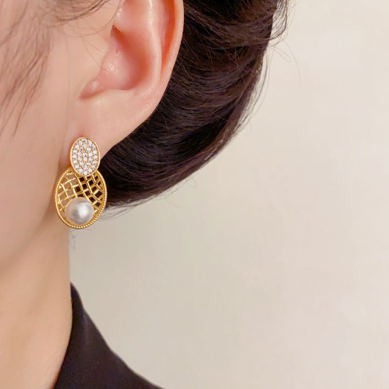 Elegant Zircon Metal Grid Oval Pearl Earrings – Geometric Design