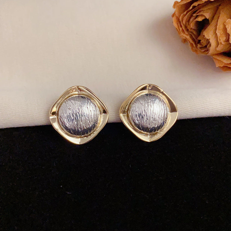 Luxury Metal Diamond-Shaped Two-Tone Stud Earrings – Geometric Design