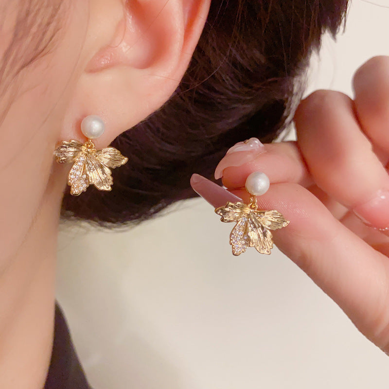 Elegant Zircon Metal Leaf & Pearl Stud Gold Earrings – Silver Needle