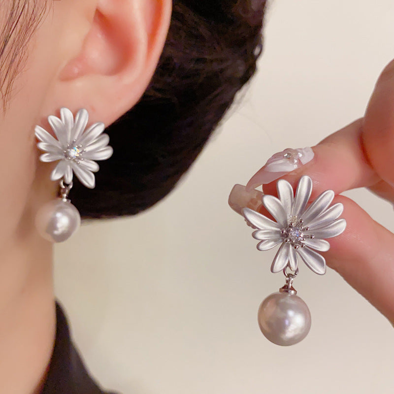 Luxury Enamel Daisy & Pearl Drop Earrings – Elegant Floral Design