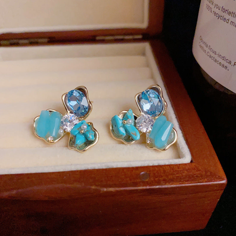 14K Gold Green Three-Petal Flower Stud Earrings – Elegant Minimalist