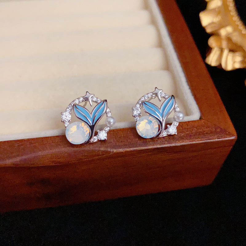 Elegant Blue Fishtail Round Stud Earrings – Geometric Design