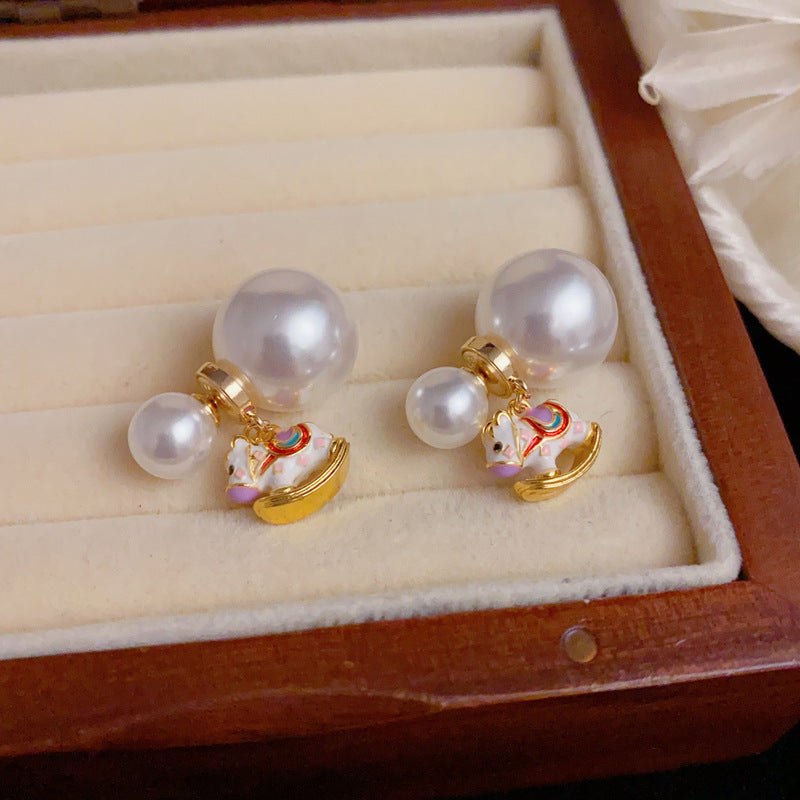 Luxury Double-Sided Horse & Pearl Drop Earrings – Elegant Design