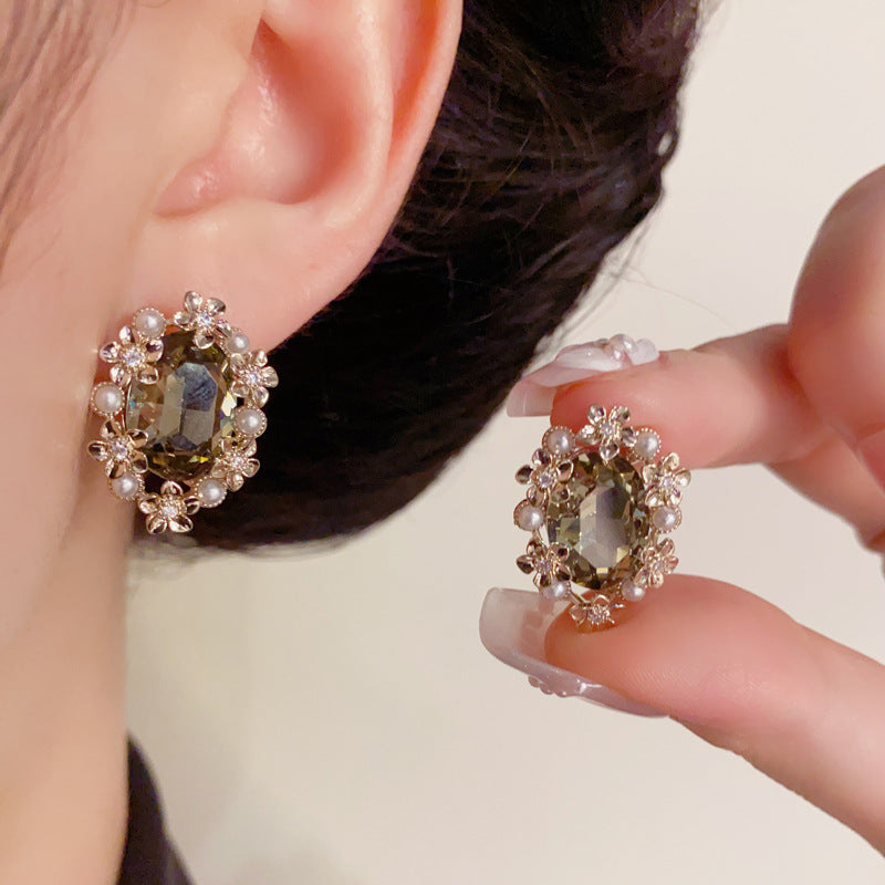 Luxury Pearl & Metal Petal Geometric Gold Earrings – Elegant Design