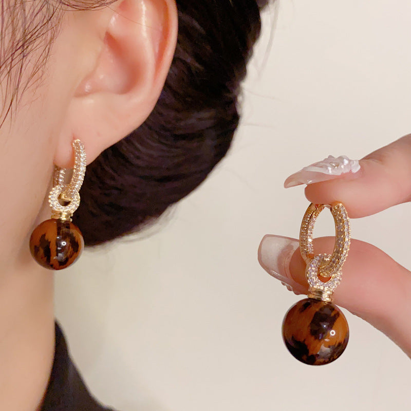 أقراط كروية بطبعة جلد النمر مطلية بالذهب عيار 14 قيراطًا - تصميم مرصع بالزركون