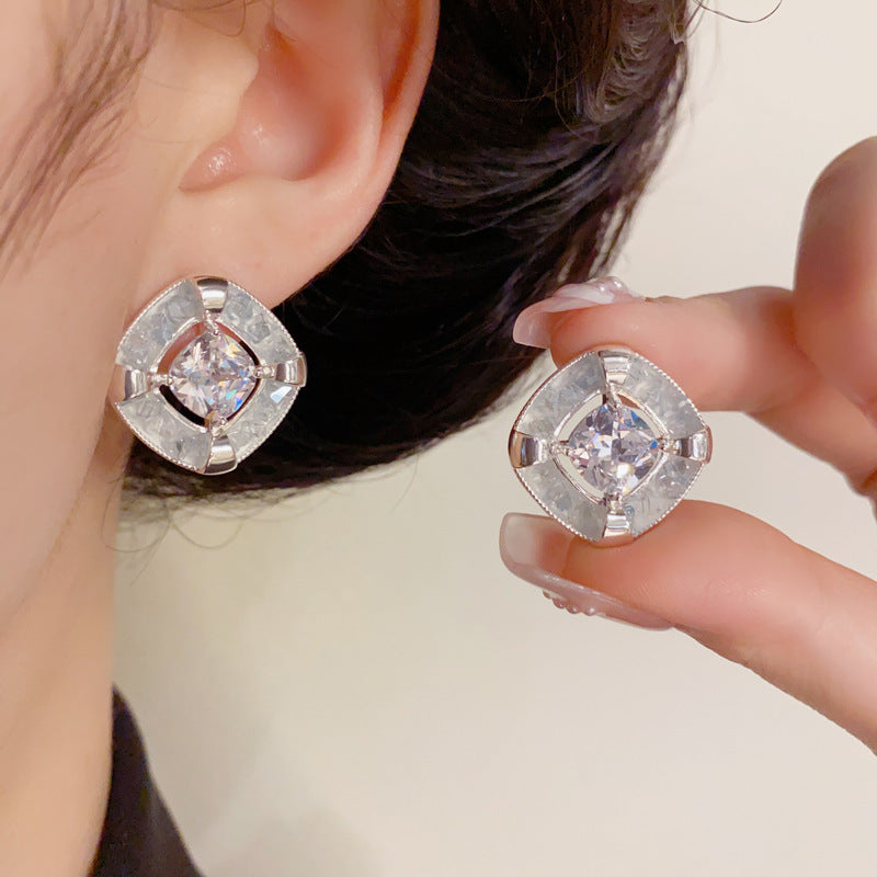 14K Gold Blue Crystal Cube Stud Earrings – Elegant Geometric Style