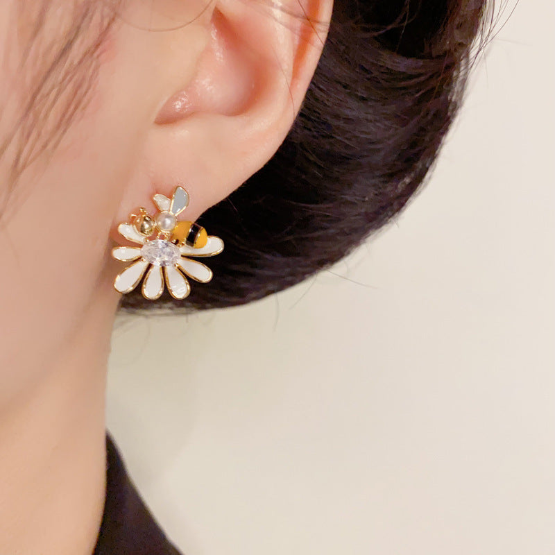Luxury Asymmetric Daisy & Bee Stud Gold Earrings– Silver Needle Design