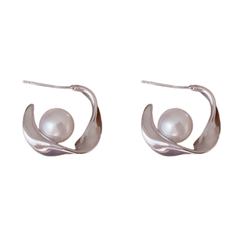 Elegant Twisted Metal & Pearl C-Shaped Earrings – Geometric Design