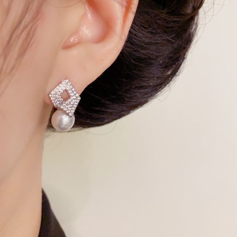 Luxury Zircon Diamond-Shaped Pearl Stud Earrings – Geometric Design