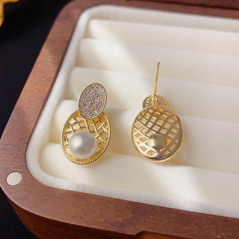 Elegant Zircon Metal Grid Oval Pearl Earrings – Geometric Design